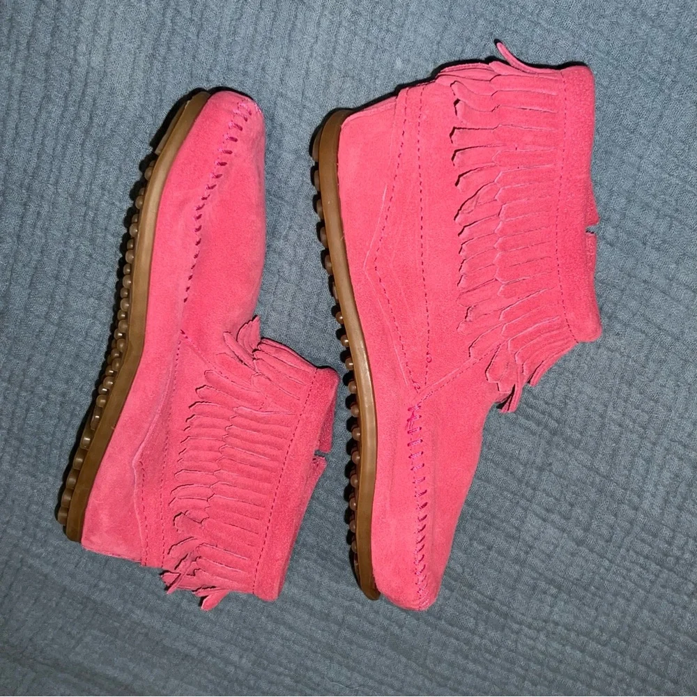 NWOT Hot Pink Minnetonka Moccasins